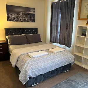 Amazing And Lovely 2- Bedroom First Floor Flat Apartment London